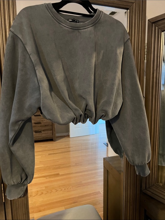 Zara Sweaters - Zara Gray Cropped Sweatshirt with Gathered Cuffs